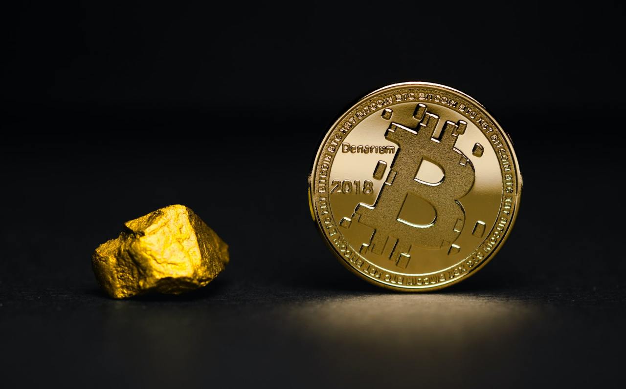 Investidores estão tirando dinheiro de Bitcoin para comprar ouro, aponta análise