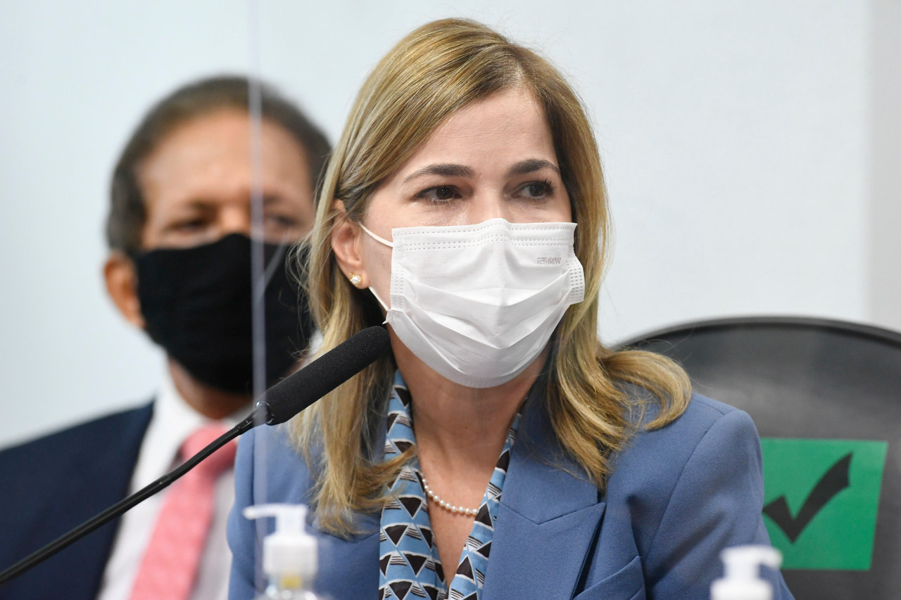 Secretária Mayra Pinheiro nega responsabilidade federal por colapso em Manaus, defende cloroquina e é contestada por senadores