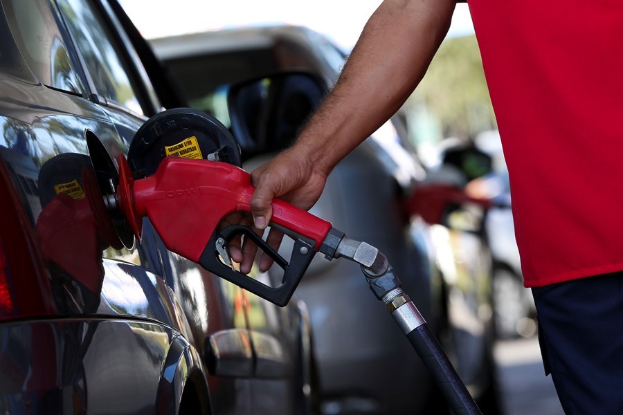 Petrobras anuncia redução do preço da gasolina em 2% nas refinarias a partir de sábado; valor do diesel é mantido