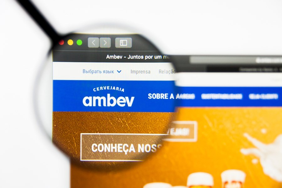 Ambev tem lucro líquido ajustado de R$ 2,96 bilhões no segundo trimestre, alta de 116% na comparação anual