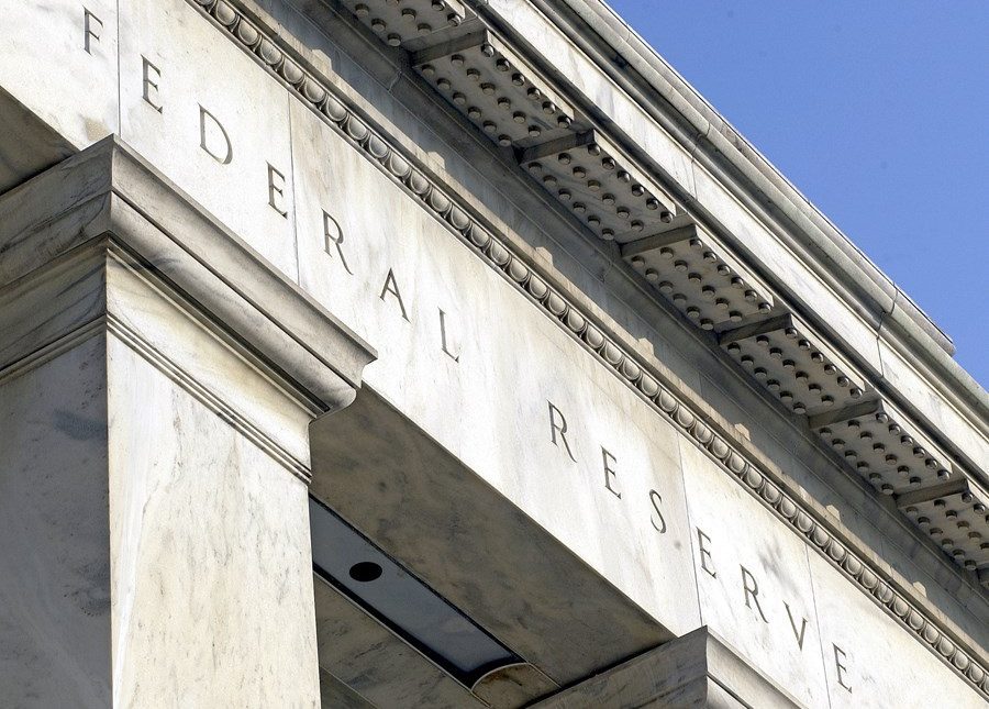 Fed mantém juros nos EUA, com diretores ressaltando progresso da economia e inflação transitória