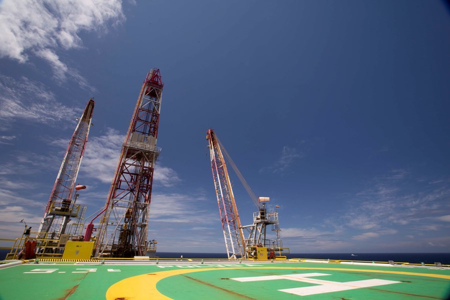 Ação da PetroRio sobe 3% com alta do petróleo e Embraer avança após venda de jatos; Iguatemi e Minerva caem após balanços