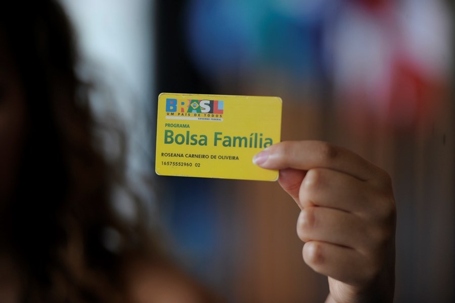 Bolsonaro diz que Bolsa Família poderá ter aumento de até 100%